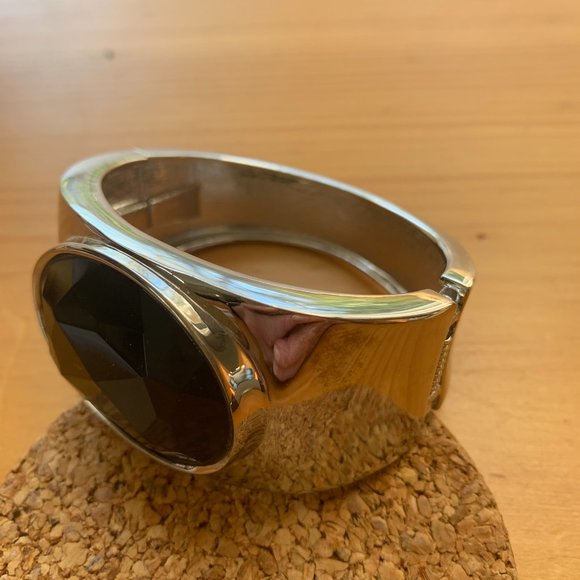 Faux Silver Bracelet with Bevelled Black Stone - Picture 4 of 13